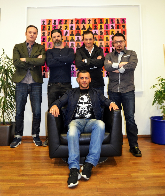 Bei der Vertragsunterzeichnung: Nazar (vorn) mit (hinten, von links) Hannes Eder (Managing Director Universal Music Austria), Danny Bokelmann (Inhaber Wolfpack Entertainment Berlin), Sasha...
