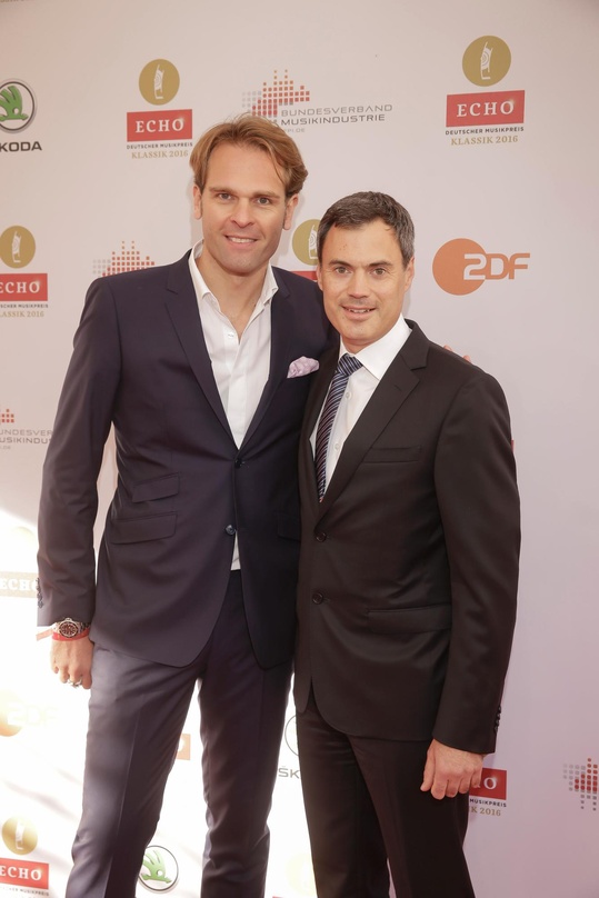 Arbeiten auch 2017 und 2018 beim Echo Klassik zusammen: BVMI-Geschäftsführer Florian Drücke (links) und ZDF-Programmdirektor Norbert Himmler bei der Echo-Verleihung 2016 in Berlin