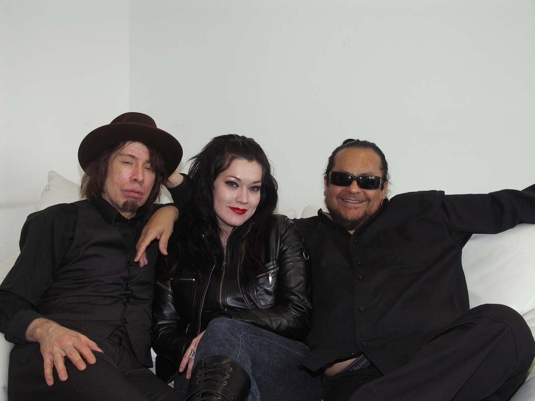Grüßen von der weißen MusikWoche-Couch: Steven Melina Hufsteter, Lucy LaLoca und Tito Larriva von Tito & Tarantula