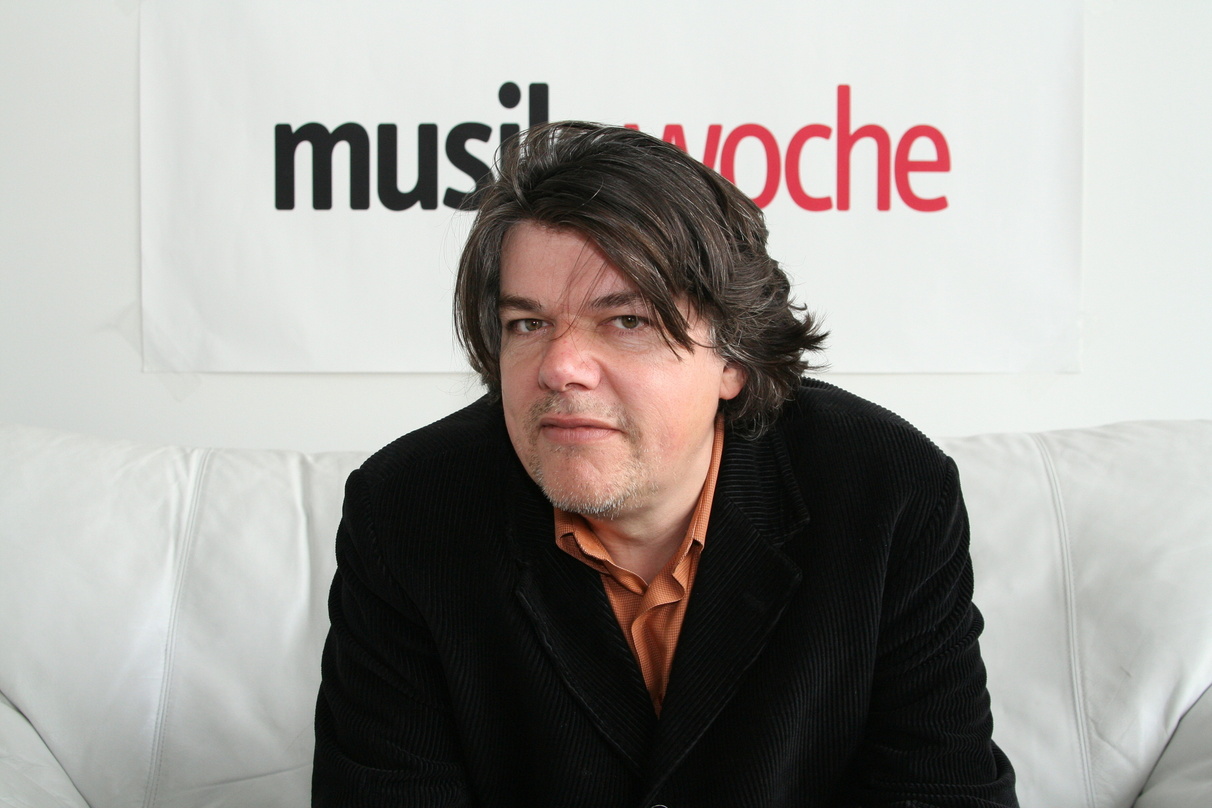 Hat nichts von seiner musikalischen Klasse eingebüßt: Sänger und Gitarrist Dr. Robert auf der MusikWoche-Couch