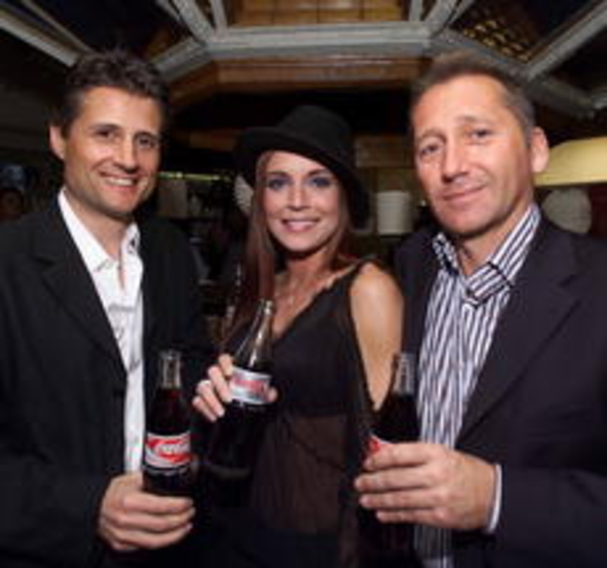 Feierten den Start von www.mycokemusic.at (v.l.n.r.): Steve Harrold (Coca-Cola Austria), Tamee Harrison, Günter Unger (Warner Music)