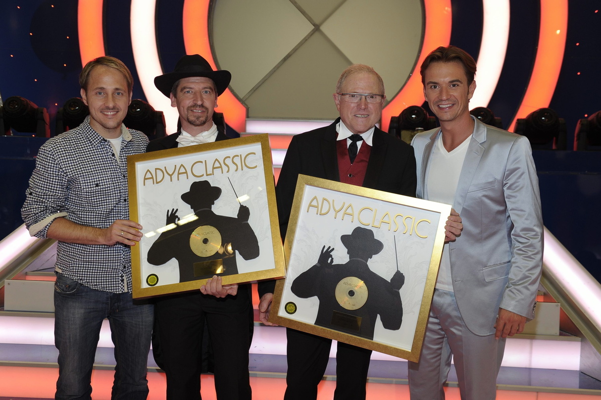 Florian Silbereisen (rechts) überreichte Adya persönlich den Gold-Award (von links): Meiko Reißmann (Product Manager Starwatch), Edwig Abrath und Adriaan van Landschoot (beide Adya) (Bild:...