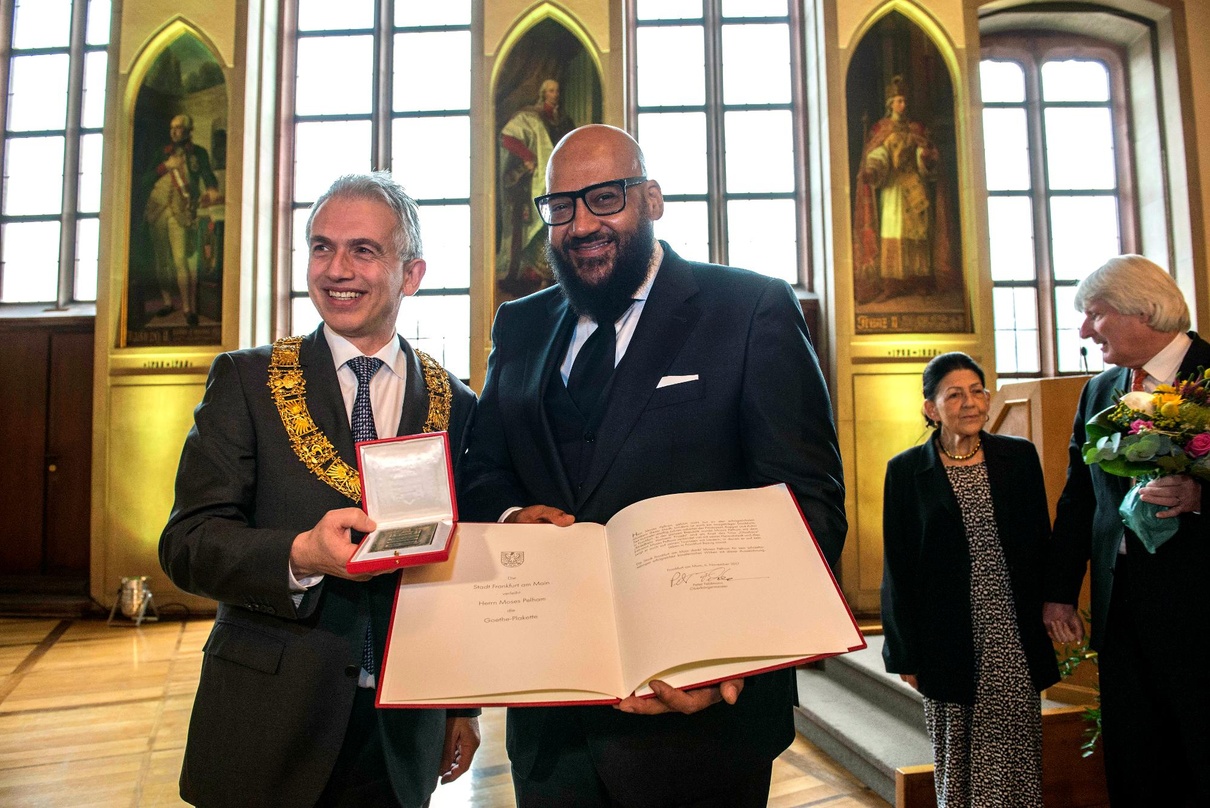 Bei der Preisverleihung: Oberbürgermeister Peter Feldmann (links) und Moses Pelham