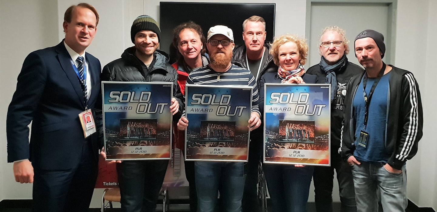 Bei der Verleihung (von links): Stefan Löcher (Geschäftsführer Arena Management), Frank Dapper, Rudi Buttas, Joe Crawford (alle Pur), Dirk Becker, Daniela Breier (beide Dirk Becker Enterta...