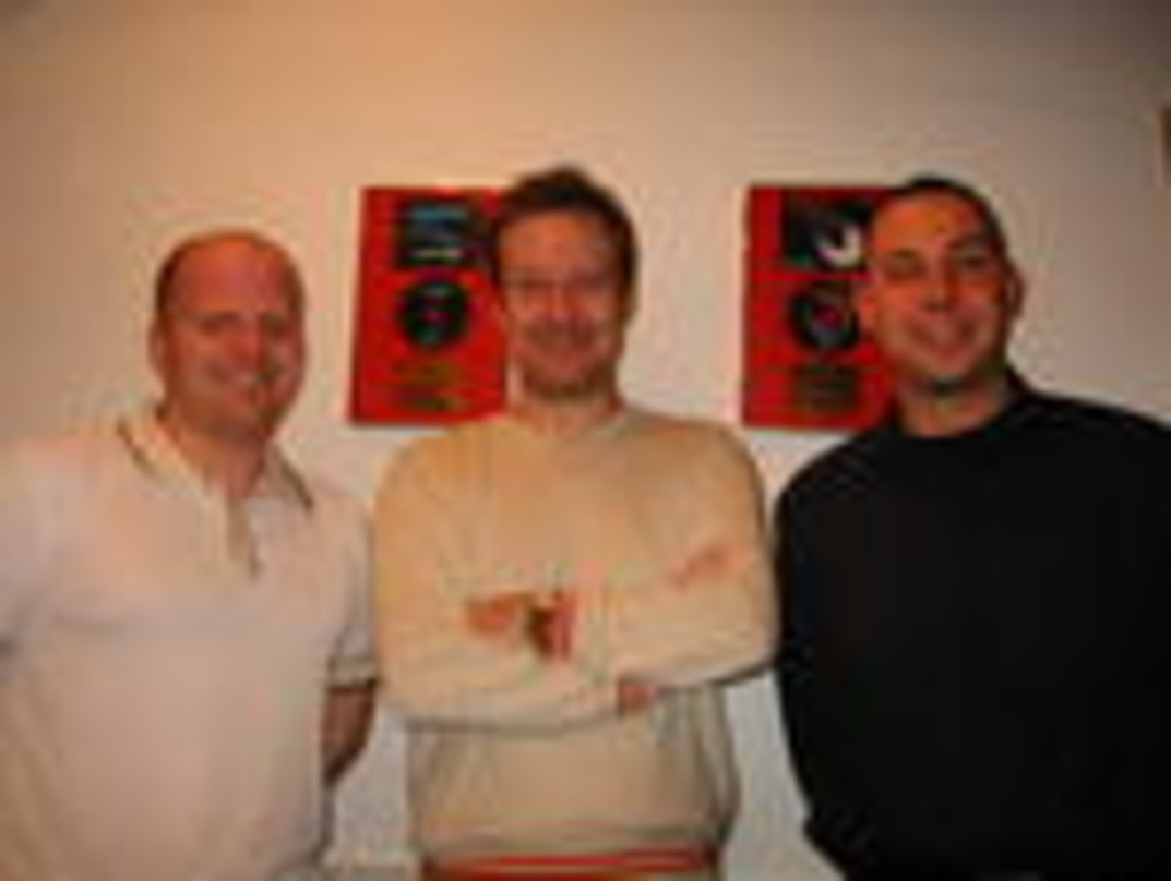 Vertrag verlängert (v.l.n.r.): Georg Roth (Q-Vertriebsleiter), Andreas Schneider (Inhaber Dos Or Die) und André von Borstel (Q-Geschäftsführer