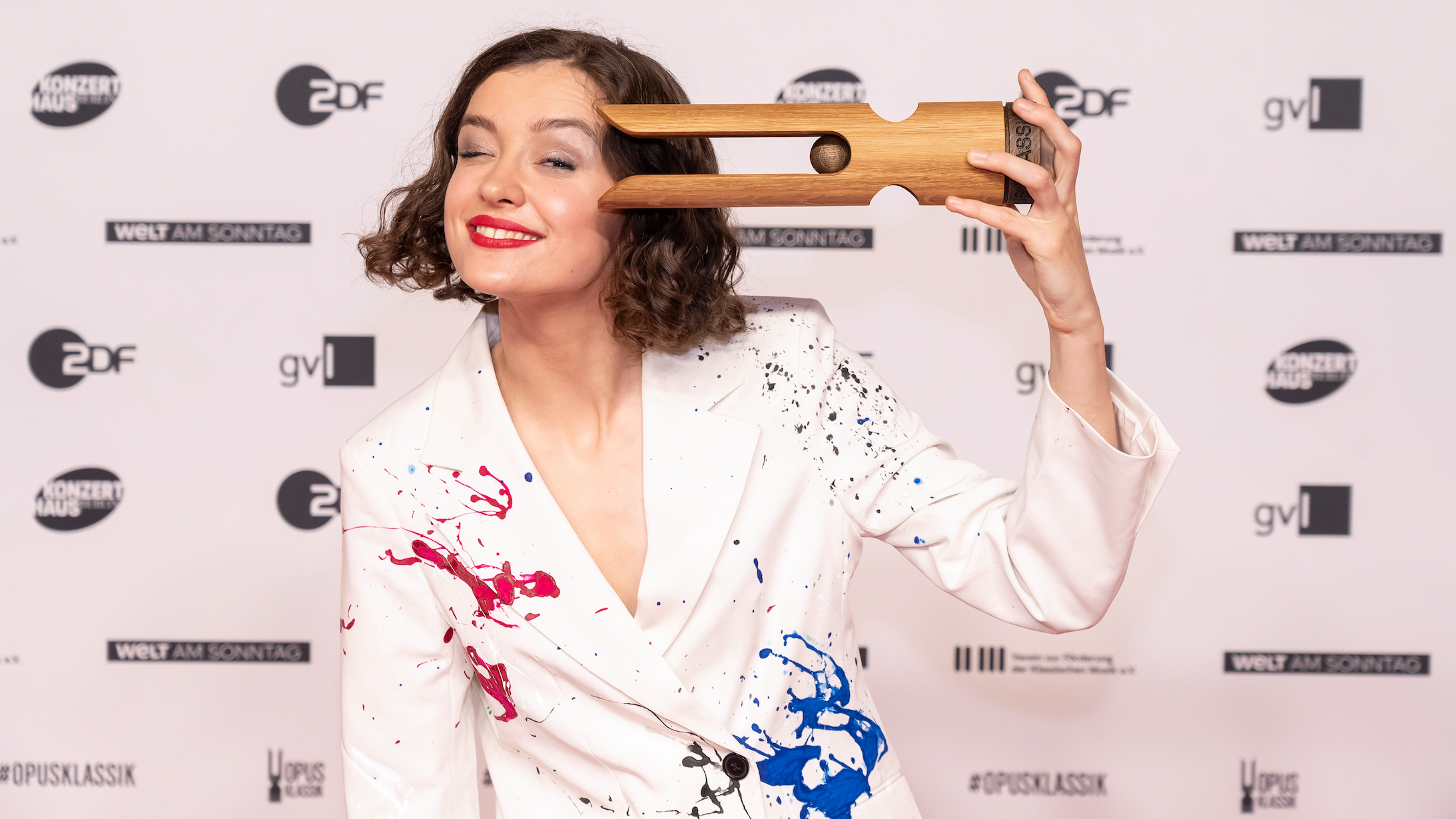 03078d96 97c8 4eae 9948 d32f4ddcd94e Bei ihrem ersten Auftritt beim Opus Klasik gleich doppelt auf der Bühne: Cellistin Anastasia Kobekina, hier vor der Siegerwand im Konzerthaus am Gendarmenmarkt.
