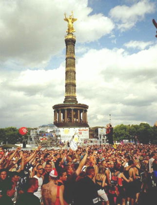 Können langsam wieder Rave-Kostüme heraussuchen: Teilnehmer der Love Parade 2003