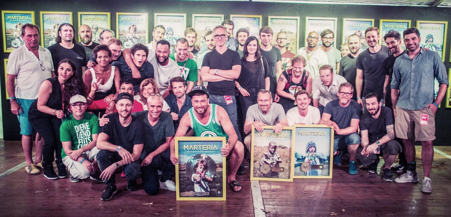 Bei der Edelmetallverleihung auf der Berliner Wuhlheide: Das Team rund um (vorn, von links) Michael Stockum (Head of Four Musi), Willy Ehmann (Senior Vice President Sony Music Domestiv GSA...