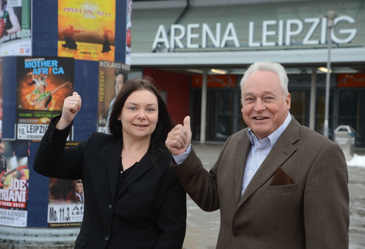 Sind zufrieden mit dem Veranstaltungsjahr 2012: Iris Rackwitz und Winfried Lonzen von der ZSL Betreibergesellschaft vor der Arena Leipzig