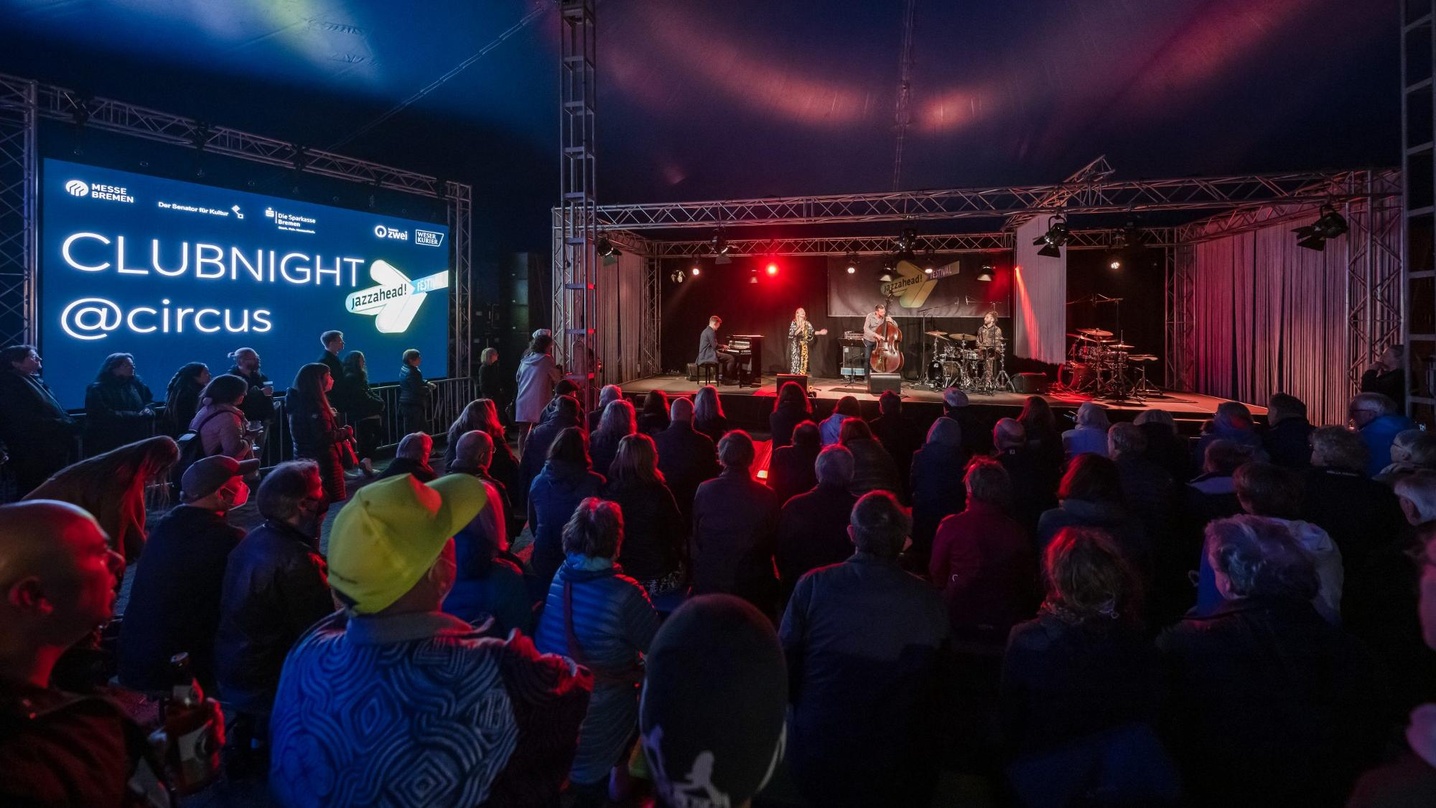 Impression von der jazzahead! 2022: das Konzert der ukrainischen Sängerin Viktoria Leléka mit ihrer Band im Zirkuszelt