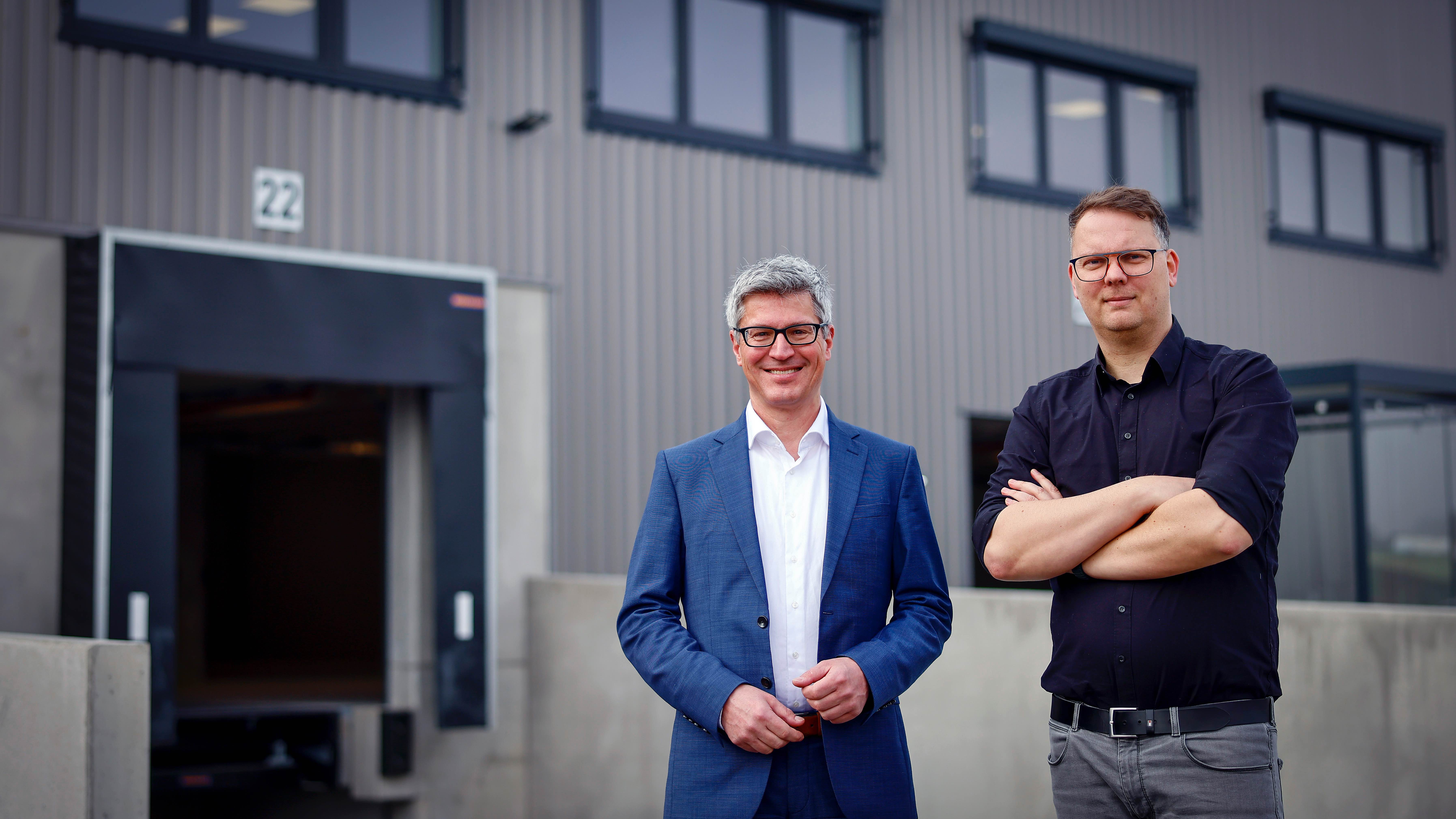 03394646 7bec 49f3 afe7 da4fbc26a894 Verfügen künftig über eine rund verdreifachte Fläche für Wareneingang und Logistik: Thomas Burger (Geschäftsführer Dussmann das KulturKaufhaus, links) und Martin Wunderlich (Head of Logist...