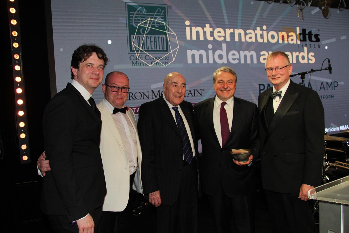 Mit der ICMP-Auszeichnung für die ersten 50 Midem-Jahre (von links): Jerome Delhaye (Reed Midem), ICMP-Chairman Andrew Jenkins, Midem-Gründer Bernard Chevry, Paul Zilk (Reed Midem) und Mus...