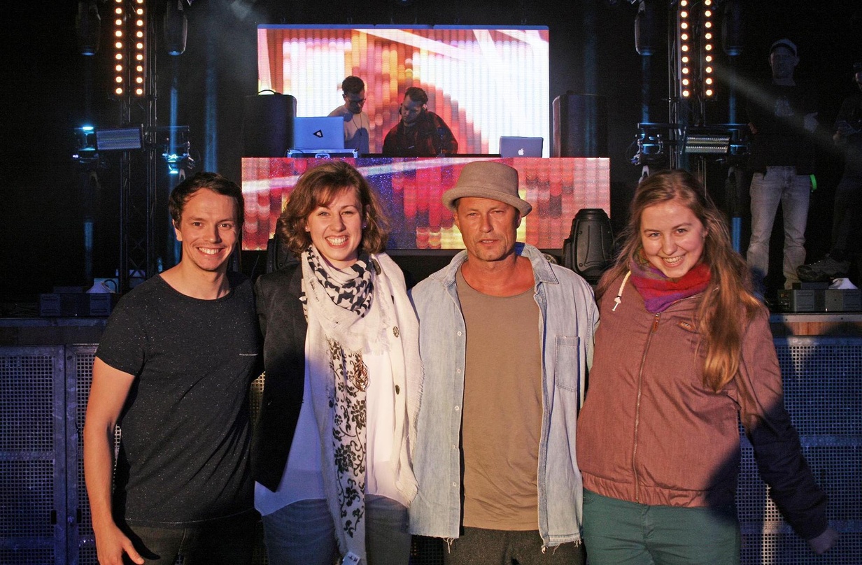Feierten für den guten Zweck (von links): Frans Zimmer (Alle Farben), Monica Tjards (Berliner Stadtmission), Til Schweiger und Elisabeth Hannapp (Berliner Stadtmission) sowie im Hintergrun...