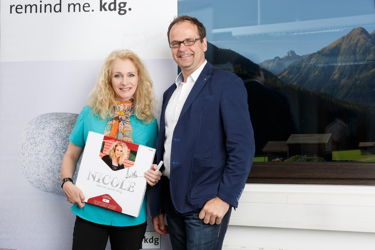Beim Besuch im oberen Lechtal: Künstlerin Nicole mit der limitierten Fan-Box von "Das ist mein Weg" und kdg-Chef Michael Hosp