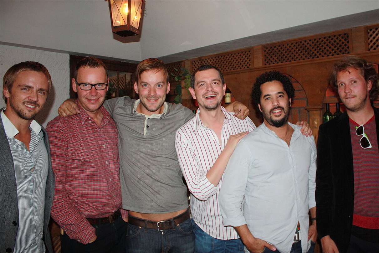 Adel verpflichtet (von links): Ich+Ich-Manager Florian Fischer, die Universalisten Michael Kucharski, Friedrich Kraemer, Nico Gössel, Adel Tawil (Ich+Ich), Jacob Biazza ("Süddeutsche Zeitu...