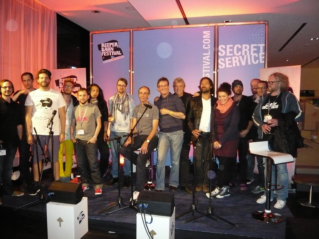 Stellten die 15 neuen Songs den Reeperbahn-Besuchern vor: Die Teilnehmer des Songwriter Camps||Nach der Präsentation im Hotel Arcotel Onyx versammelten sich alle Beteiligten zu einem absch...