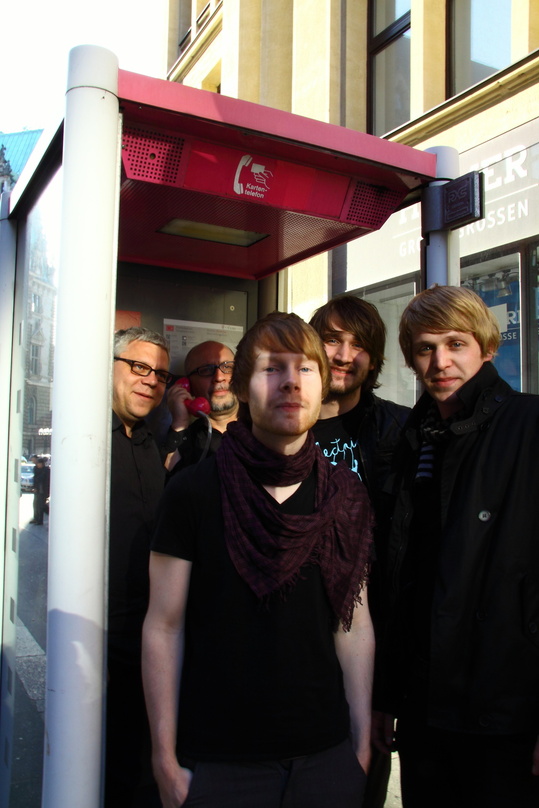 PIAS-Macher mit neuer Band (hinten): Stefan Strüver (l.) und General Manager Jürgen Sauer mit den Musikern (vorn, v.l.n.r.) Enno Bunger, Nils Dietrich und Bernd Fricke