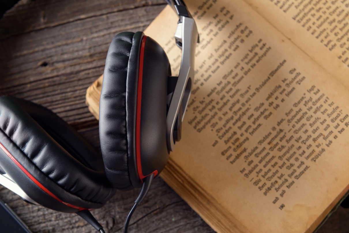 Sind inzwischen mit einem Großteil auch auf den Streamingdiensten vertreten: die Hörbuch-Kataloge der Verlage.