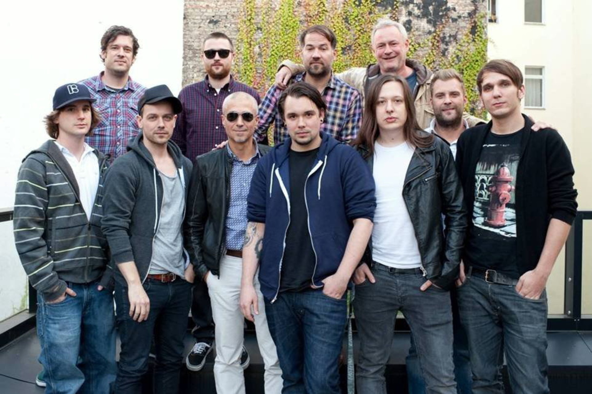 Zur Vertragsunterzeichnung trafen sich in Berlin (hinten, v.l.n.r.): Lars Stewen (Management Callejon), Michael Stockum (Senior A&R Columbia Four), Daniel Kamps (Senior Product Manager/A&R...