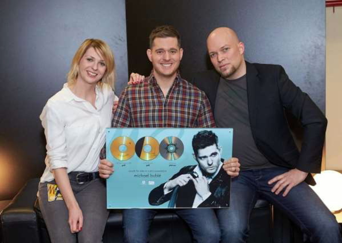 Versammelten sich zur Edelmetallübergabe in Wien (von links): Annemarie Treiber (Promotion Manager Warner Music Austria), Michael Bublé, und Franz Pleterski (Senior Brand Manager Warner Mu...