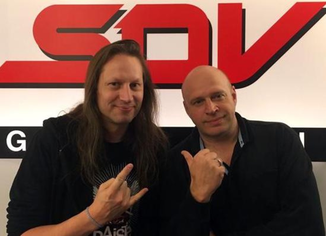 Freuen sich auf die künftige Zusammenarbeit: Michael Ehré (Unity, links) und Olly Hahn (A&R Steamhammer)