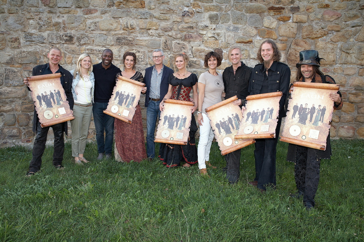 Bei der Gold-Verleihung (von links): Rüdiger Maul (Faun), Svenja Bartsch (Product Manager Starwatch Entertainment), Joe Chialo (Musical Consultant), Katja Moslehner (Faun), Jörg Hellwig (G...