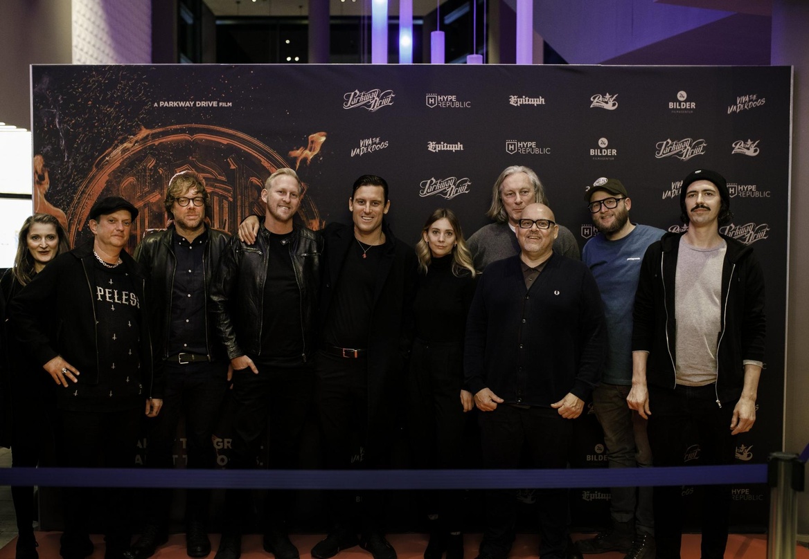 Bei der Aufführung in Berlin: Doku-Regisseur Allan Hardy (4. von links) und Parkway-Drive-Sänger Winston McCall (5. von links) mit ihren Partnern von Epitaph Europe, 375 Media und Supersteini