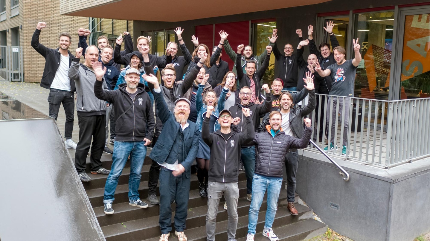 Freuen sich über die Auszeichnung "Top 100": Die Mitarbeiter*innen vom SAE Institute
