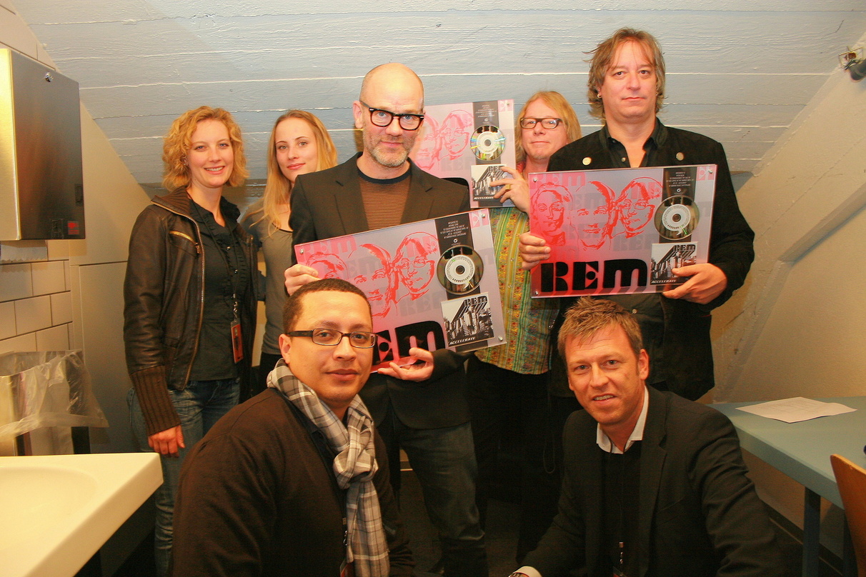 Trafen sich zur Platin-Vverleihung: Warner und R.E.M.||Zur Ehrung kamen zusammen (hinten, v.l.n.r.): Eva Stroppel (Label Manager), Irina Sterchi (Promotion Manager), Michael Stipe, Mike Mi...