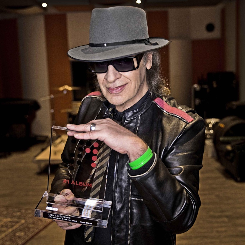 040f16ad534dd6ff1a50e8ebce33563c4024e7c689fa372544d98cf9a41f4b1d Kapitän der Charts: Udo Lindenberg, hier mit seinem neuen Nummer eins Award