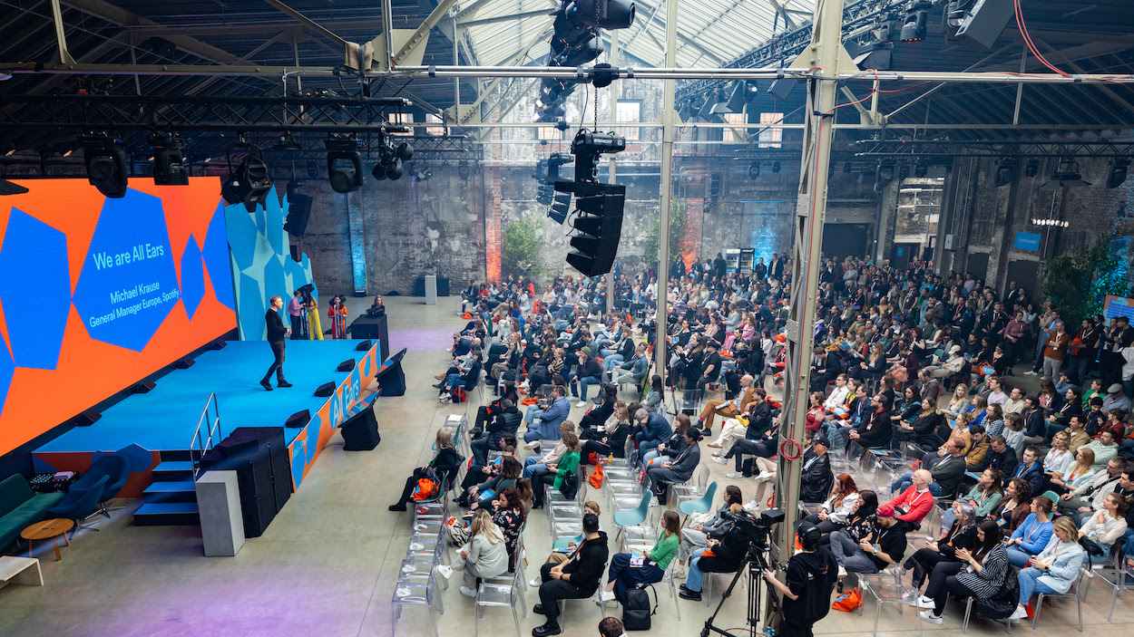 Auf der Bühne: Michael Krause (General Manager Europe Spotify) bei der Eröffnung von All Ears 2023.