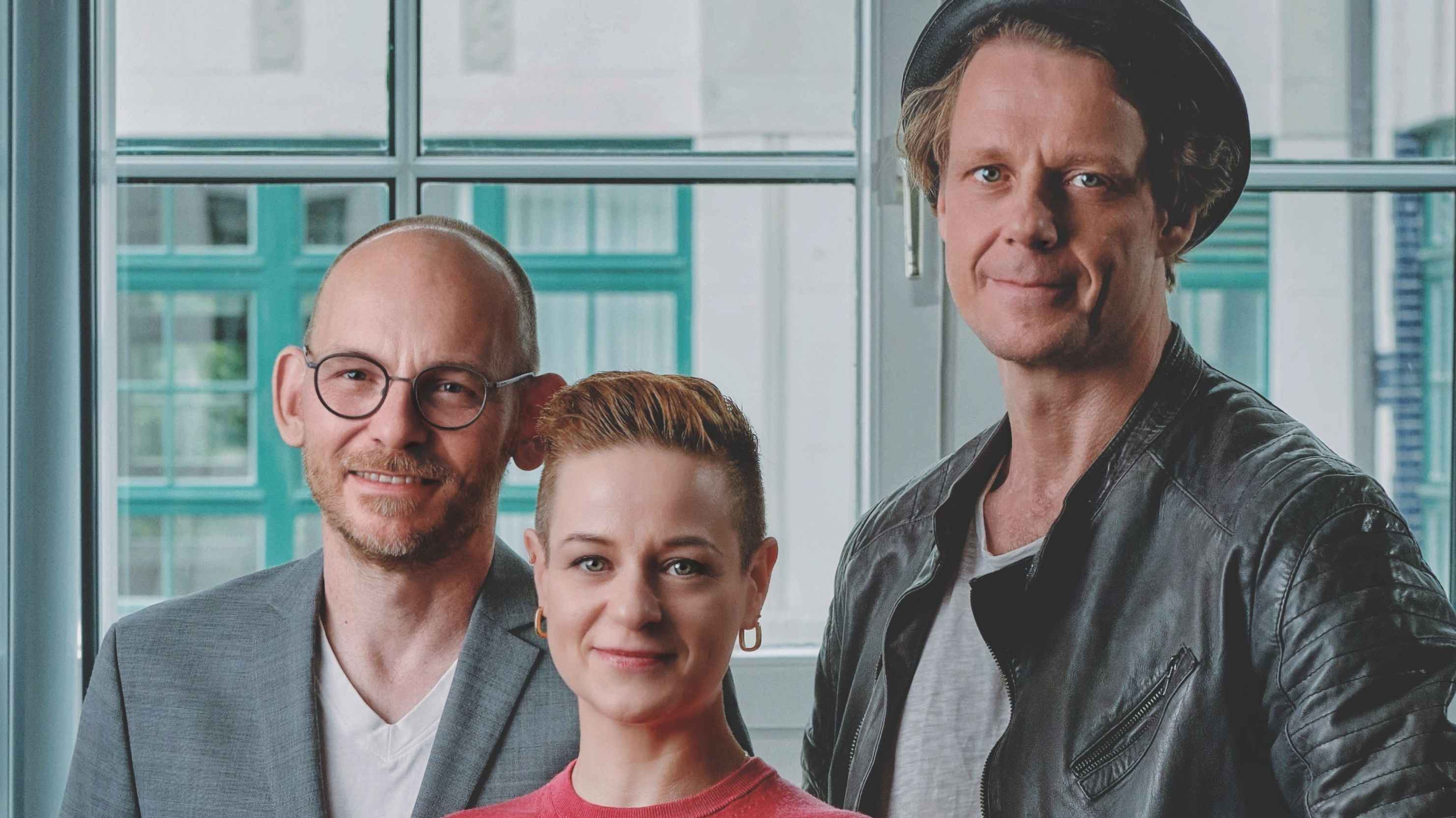 Verkünden den personellen Wechsel bei Zebralution Audiobook (von links): Ralf Biesemeier, Tina Jürgens und Nils Hollmann.