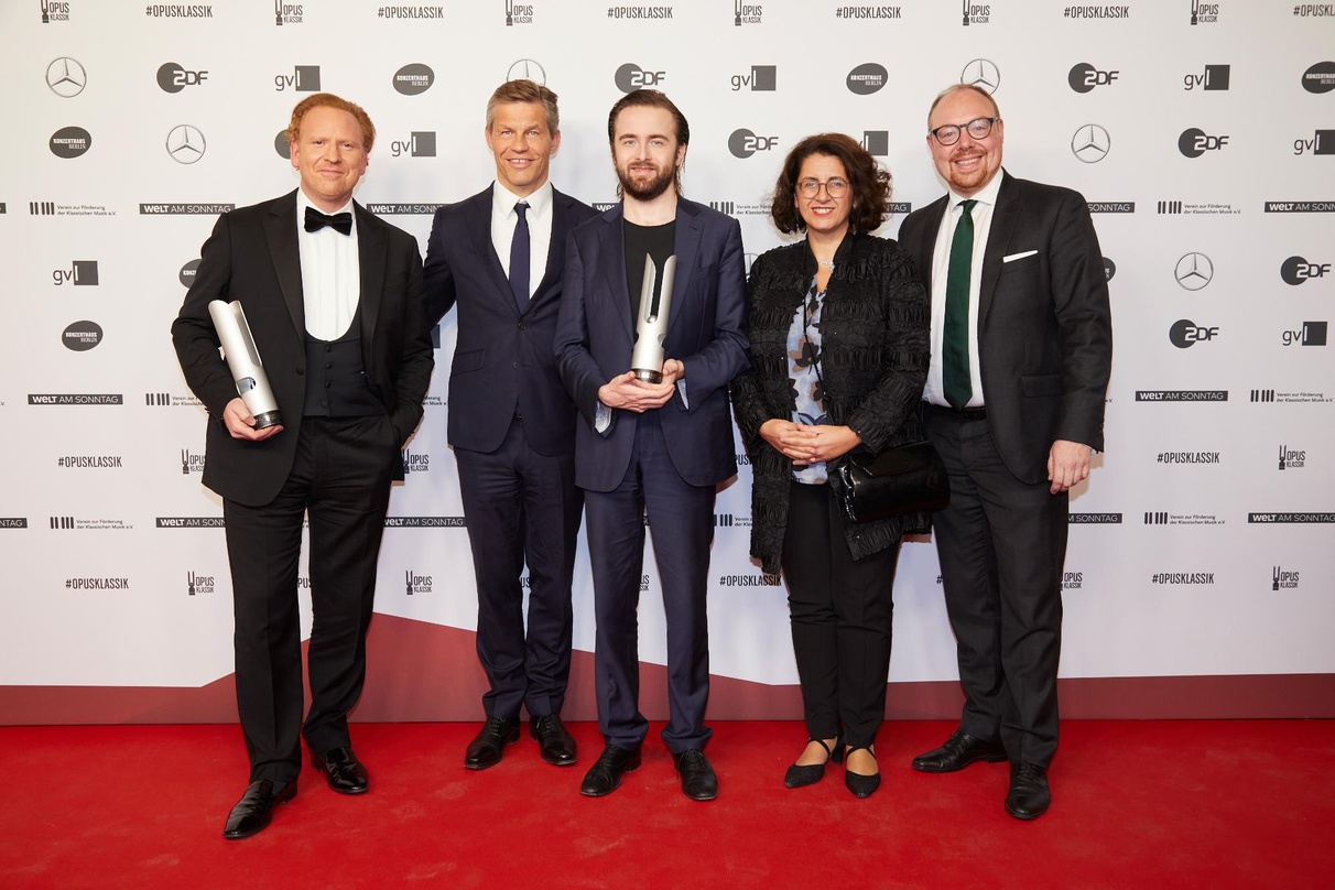 Mit zwei von sieben Trophäen beim Opus Klassik 2021 (von links): Preisträger Daniel Hope, Frank Briegmann, Preiisträger Daniil Trifonov sowie Kleopatra Sofroniou und Clemens Trautmann
