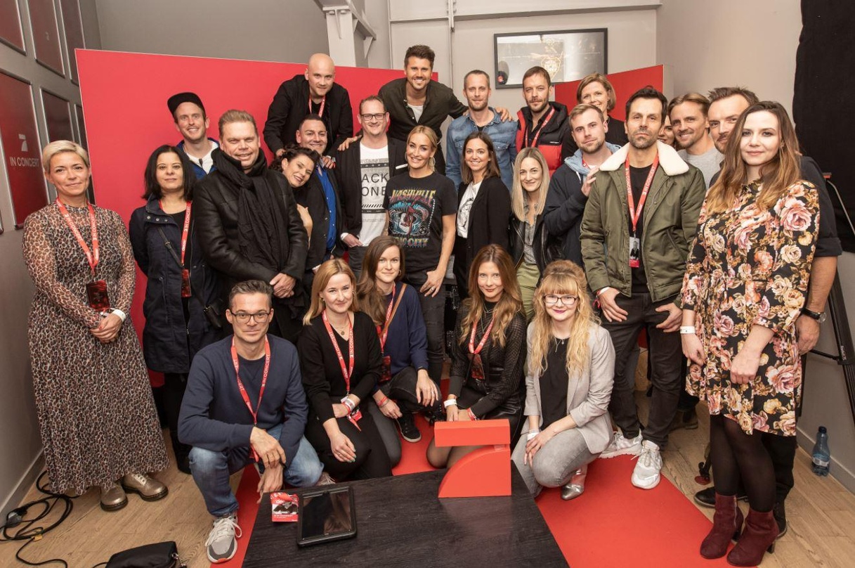 Machen gemeinsame Sache: Sarah Connor (Mitte) mit Tom Bohne Universal Music; (Mitte, vierter von links), Sam Bittner (Starwatch; Mitte, sechster von rechts) und Christoph Urban (Deezer; vo...