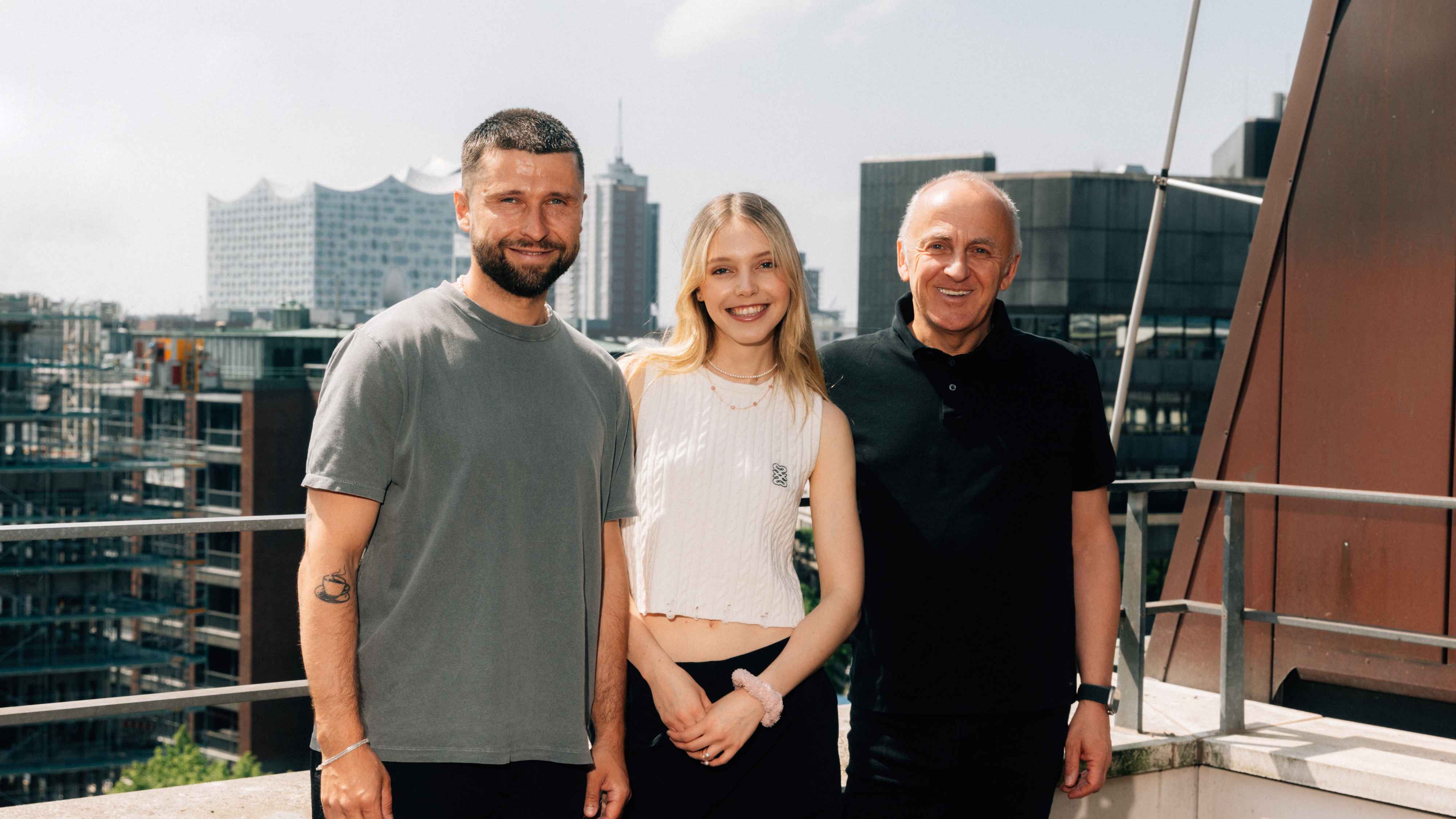 Arbeiten künftig an Linas Musikkarriere (von links): Gena Londa (Head of Artist Management/Pop), Lina Larissa Strahl und Uwe Kanthak (Geschäftsführer).