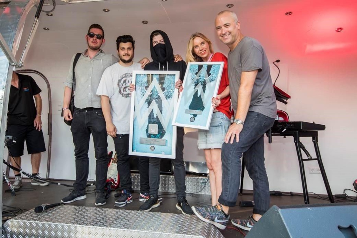 Bei der Edelmetallzeremonie in Berlin (von links): Johann Boehringer (Junior Product Manager Dance/Electronic Sony Music), Gilbert Lunde (Management Alan Walker), Alan Walker, Maria Kramer...
