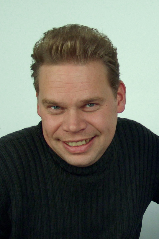 049a07870fe53c0f72cf87cb4de58cc4e7b4b51f9c623b5d6478a1512b2f52f3 Mehr als Zzfrieden: Tom Bohne