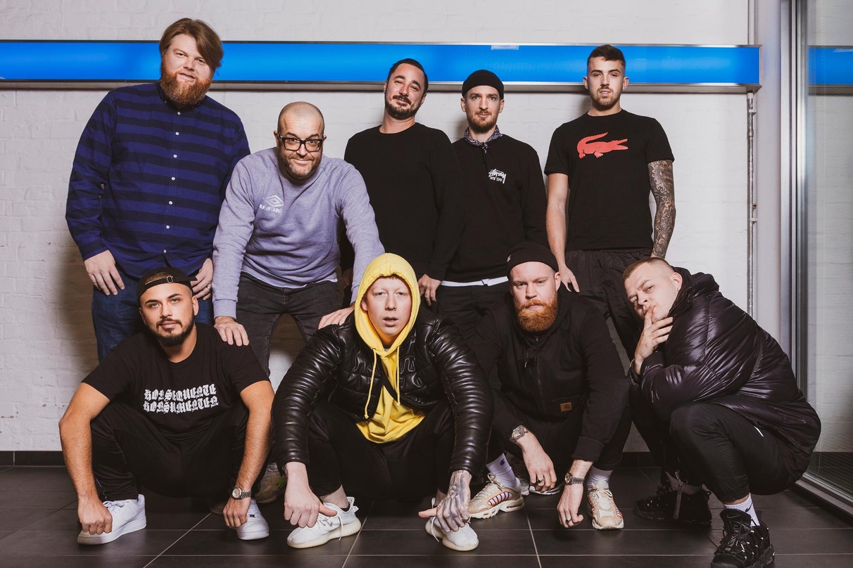Besiegelten die Zusammenarbeit (hinten, von links): Andreas Weitkämper (Managing Director Domestic WMCE), Gregor Stöckl (Head of Marketing WMCE), Siad Rahman (Head of A&R WMCE), Marco Brau...
