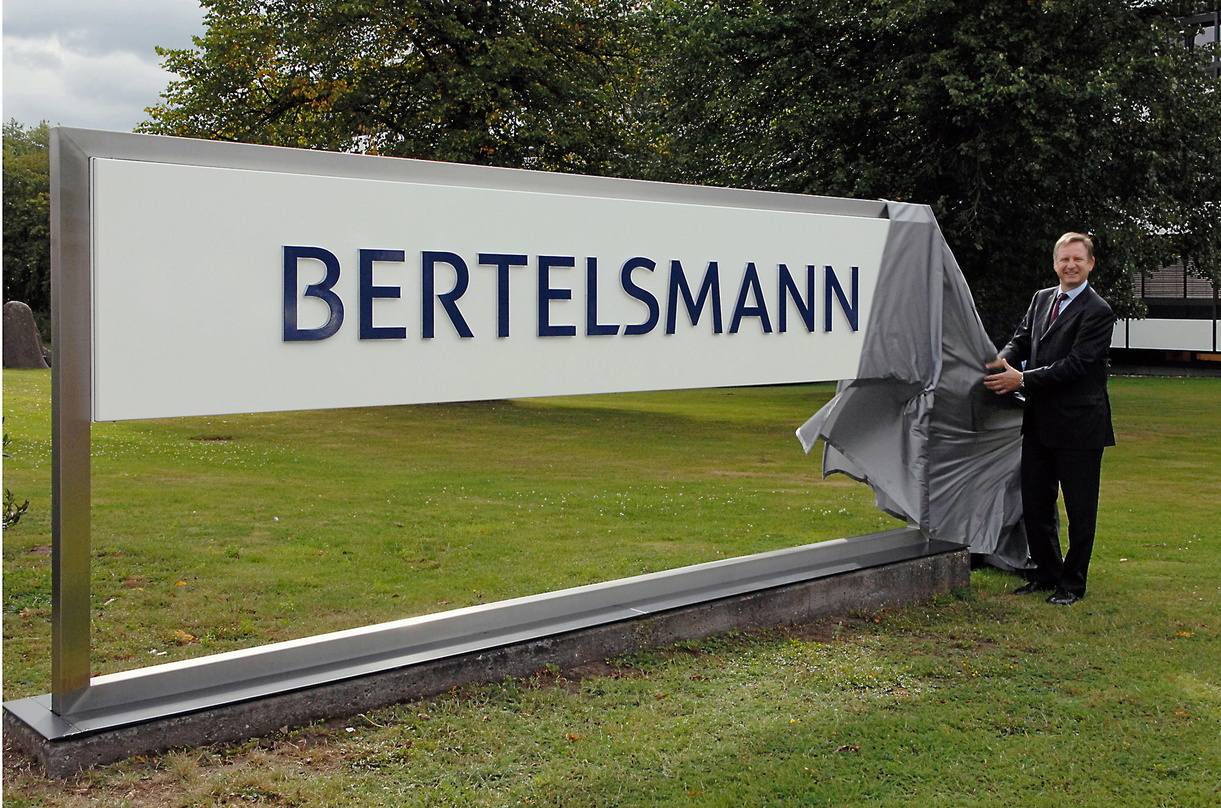 Enthüllte am 18. Juli in Gütersloh das neue Bertelsmann-Logo: Konzernchef Hartmut Ostrowski