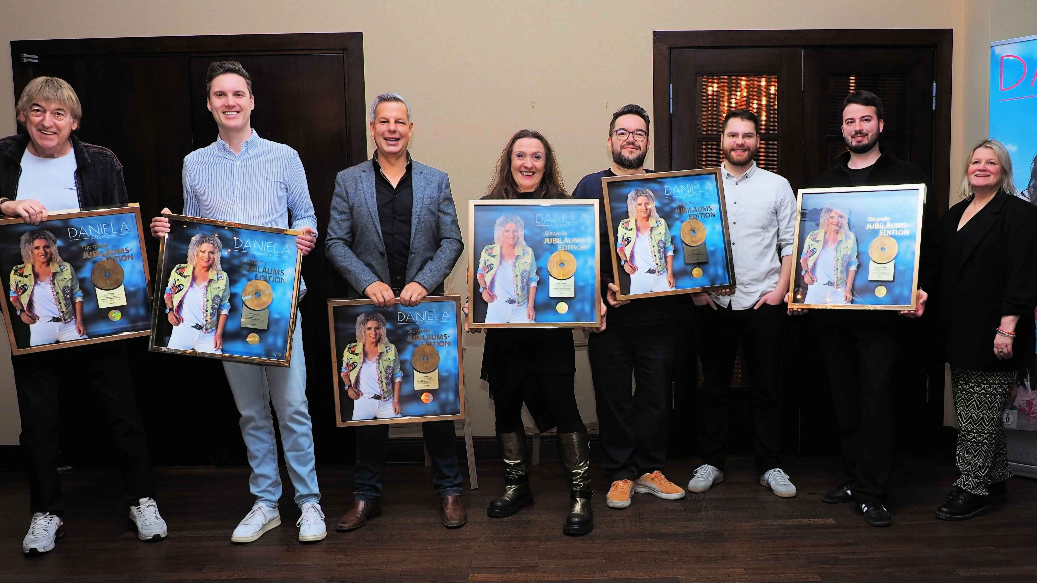Bei der Gold-Verleihung (von links): Bernd Ulrich (Amigos, Komponist), Alexander Scholz (Autor), Ken Otremba (Geschäftsführer Telamo), Daniela Alfinito, Marko Wünsch (Geschäftsführer Lucil...