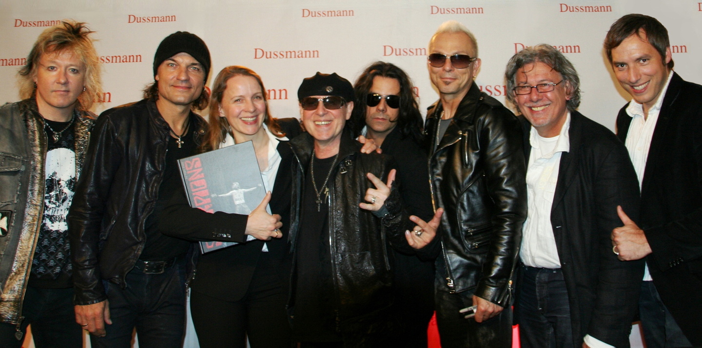 Bei der Buchpräsentation in Berlin (v.l.n.r.): James Kottak, Matthias Jabs (beide Band), Julia Claren (Geschäftsführerin Dussmann), Klaus Meine, Pawel Maciwoda, Rudolf Schenker (alle Band)...