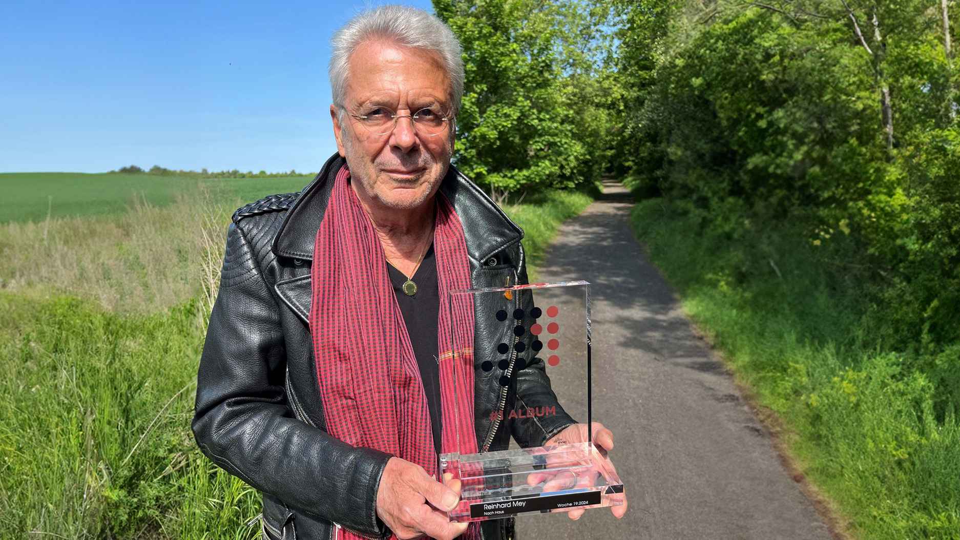 Ist mit "Nach Haus" ganz oben in den Charts: Reinhard Mey, hier mit seinem Nummer-eins-Award von GfK..