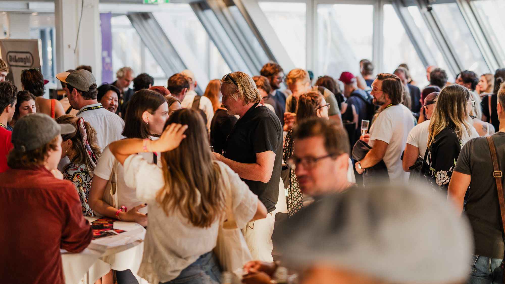 Redet unter anderem auch über die Absagen bei Taylor Swift: Waves Vienna.