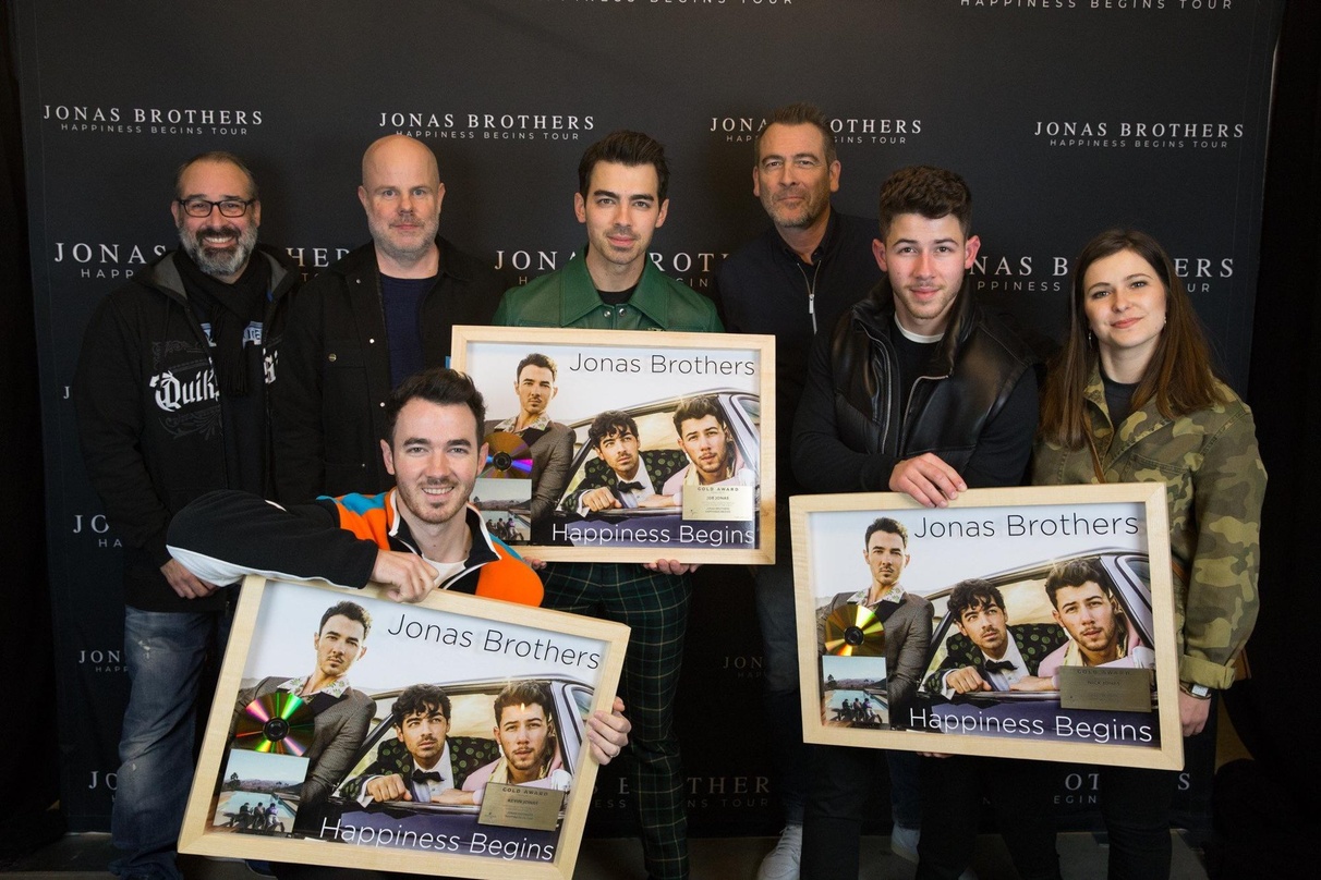 05332c87adeb3db58e6a12f5af87774f55e797767fbbcca9b8d70fbab09587e4 Vereint zur Gold-Übergabe: die Jonas Brothers und ihr Schweizer Team von Universal Music