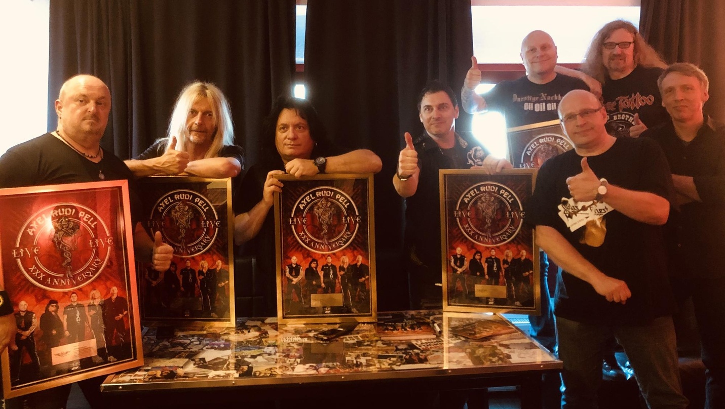 Feierten ein dreifaches dreißigjähriges Jubiläum: Axel Rudi Pell (2. von links) mit seiner Band un den Labelpartnern von SPV und Steamhammer