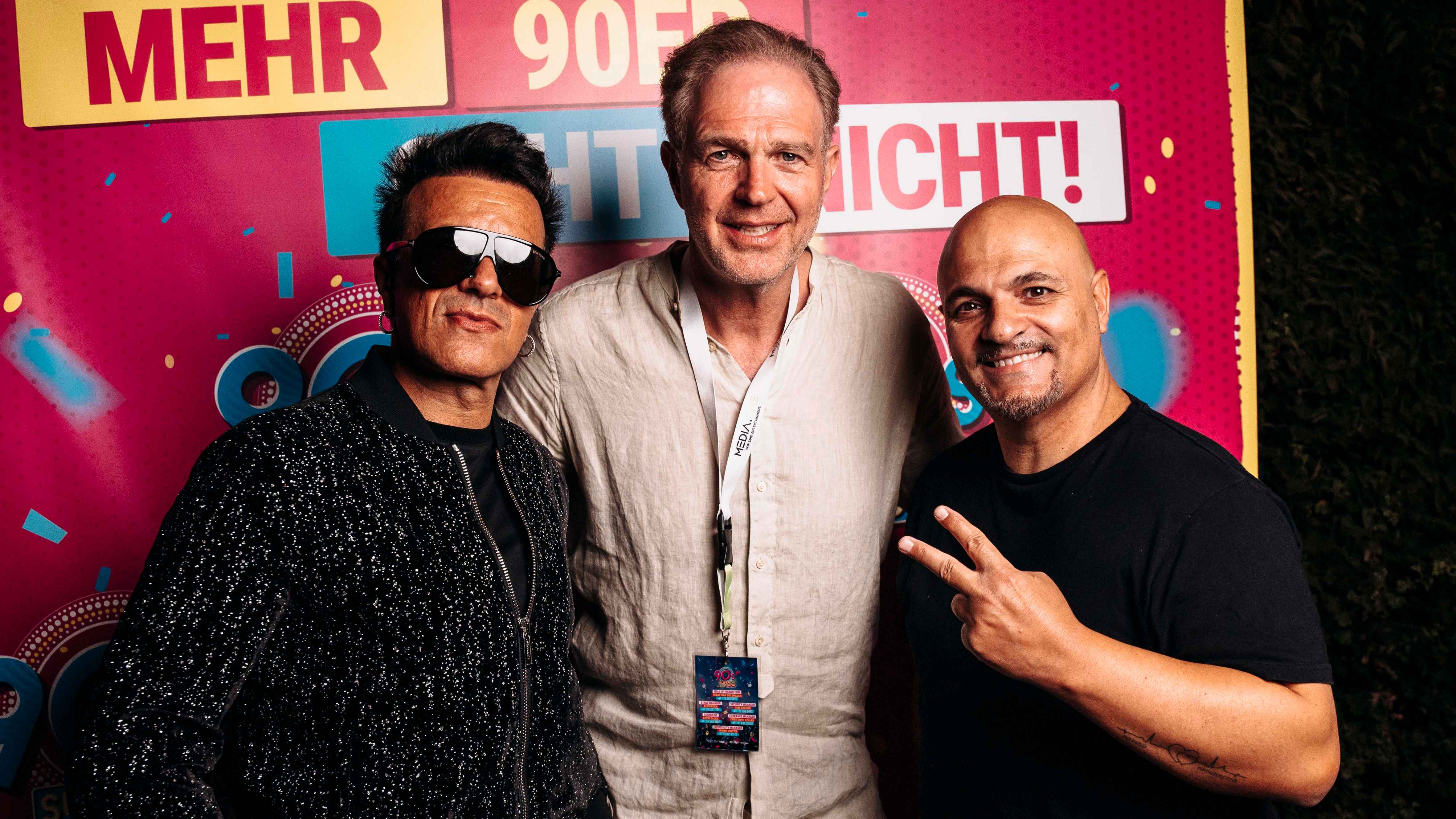 Zufrieden mit dem ersten Königplatz Open Air von Media One: Veranstalter Dennis Pfannmüller (Mitte) mit Eiffel 65.