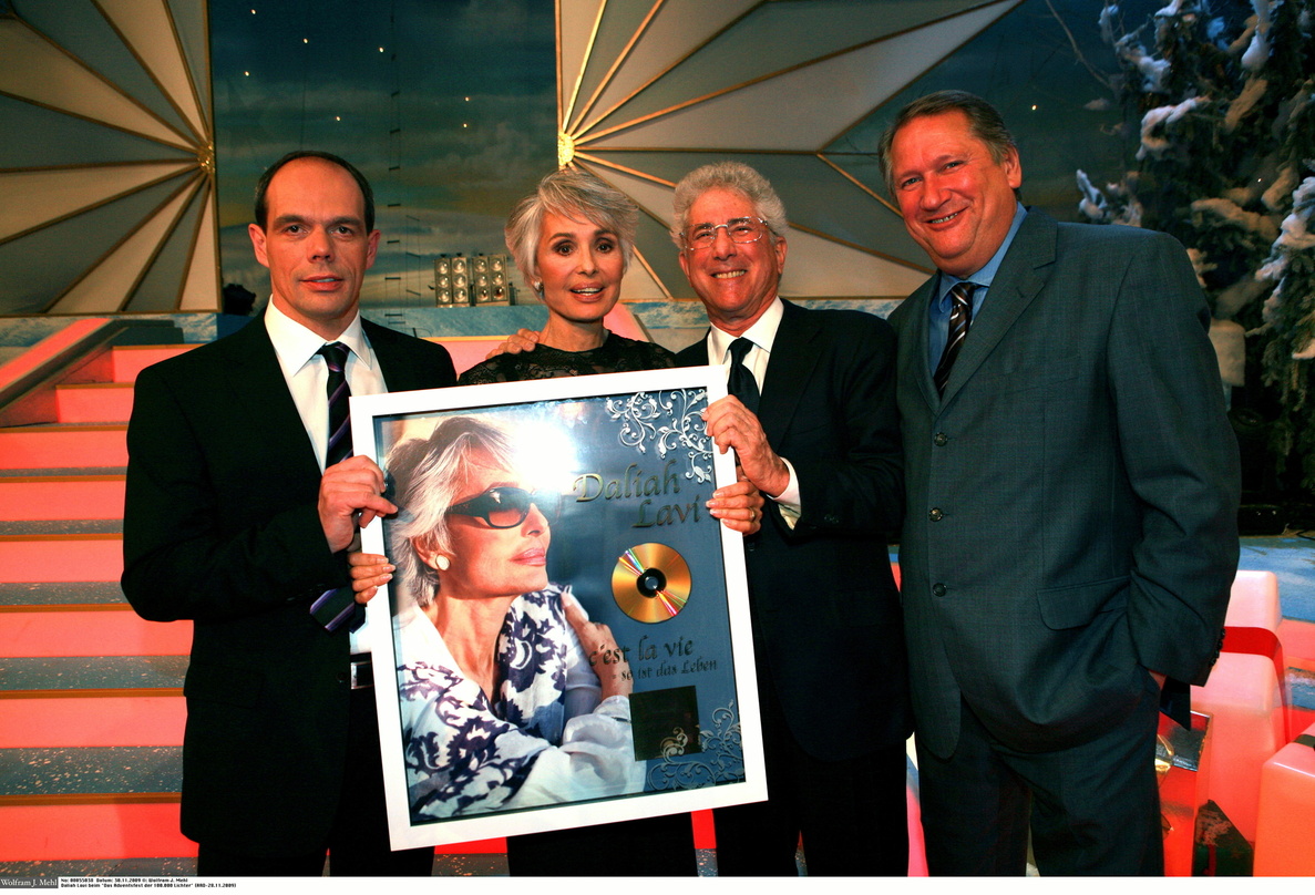 Bei der Verleihung (v.l.n.r.): Ralf Schedler, Daliah Lavi, ihr Ehemann Charles Gans und Manager Wolfgang Kaminski