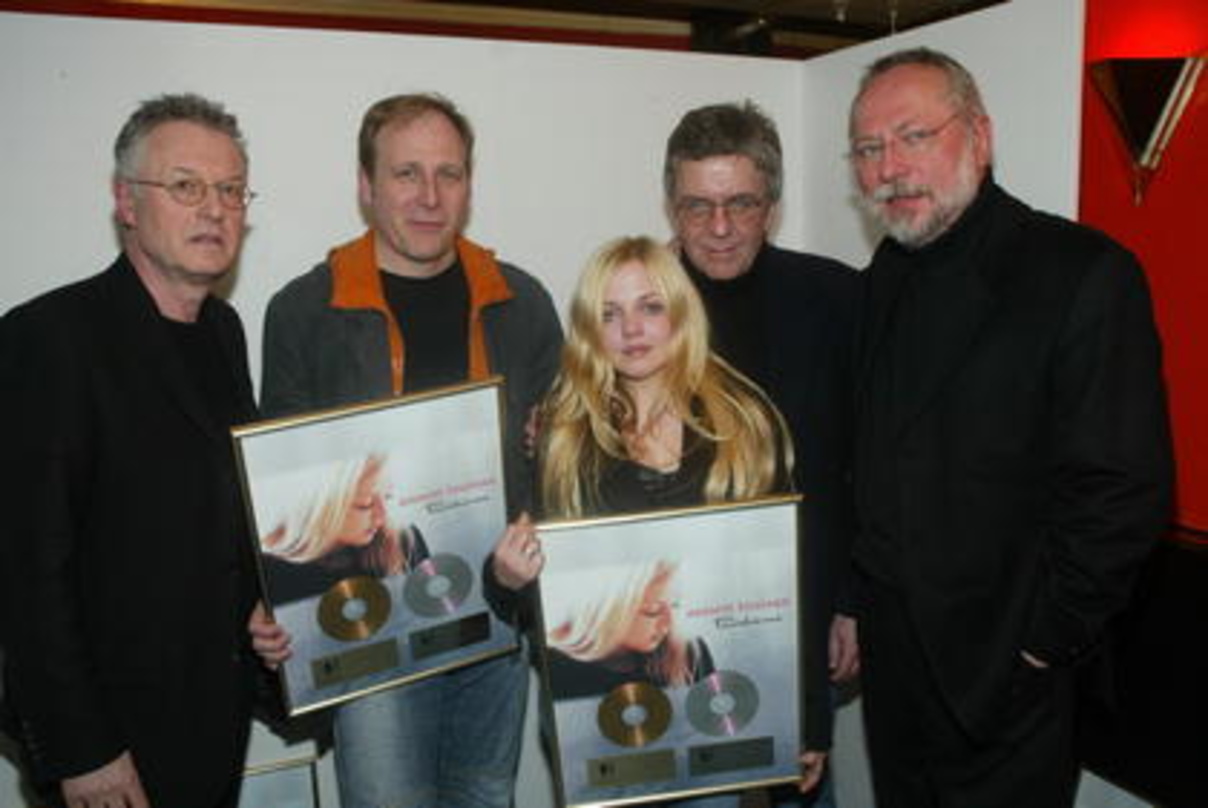 Freuten sich über Edelmetall (v.l.n.r.): Roman Rybnikar (105 Music), Produzent Frank Ramond, Annett Louisan, Manager Michael Böttcher und Heinz Canibol (105 Music)