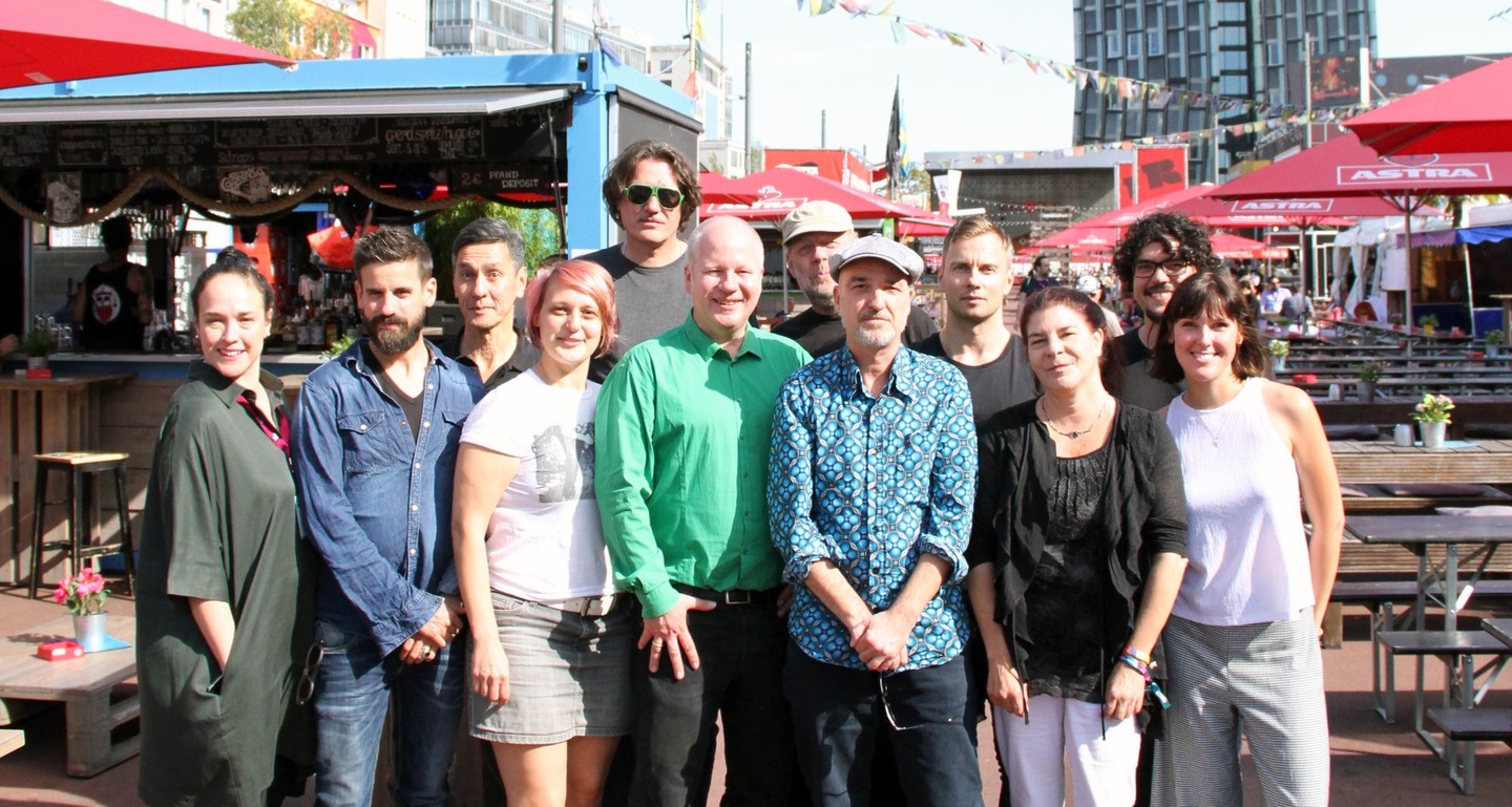 Der neu formierte VUT-Vorstand auf der Reeperbahn (von links): Désirée J. Vach, Andreas Brandis, Mark Chung, Birte Wiemann, Frank Spilker, Thomas Zimmermann, Matthias Böttcher, Tom Reiss, ...