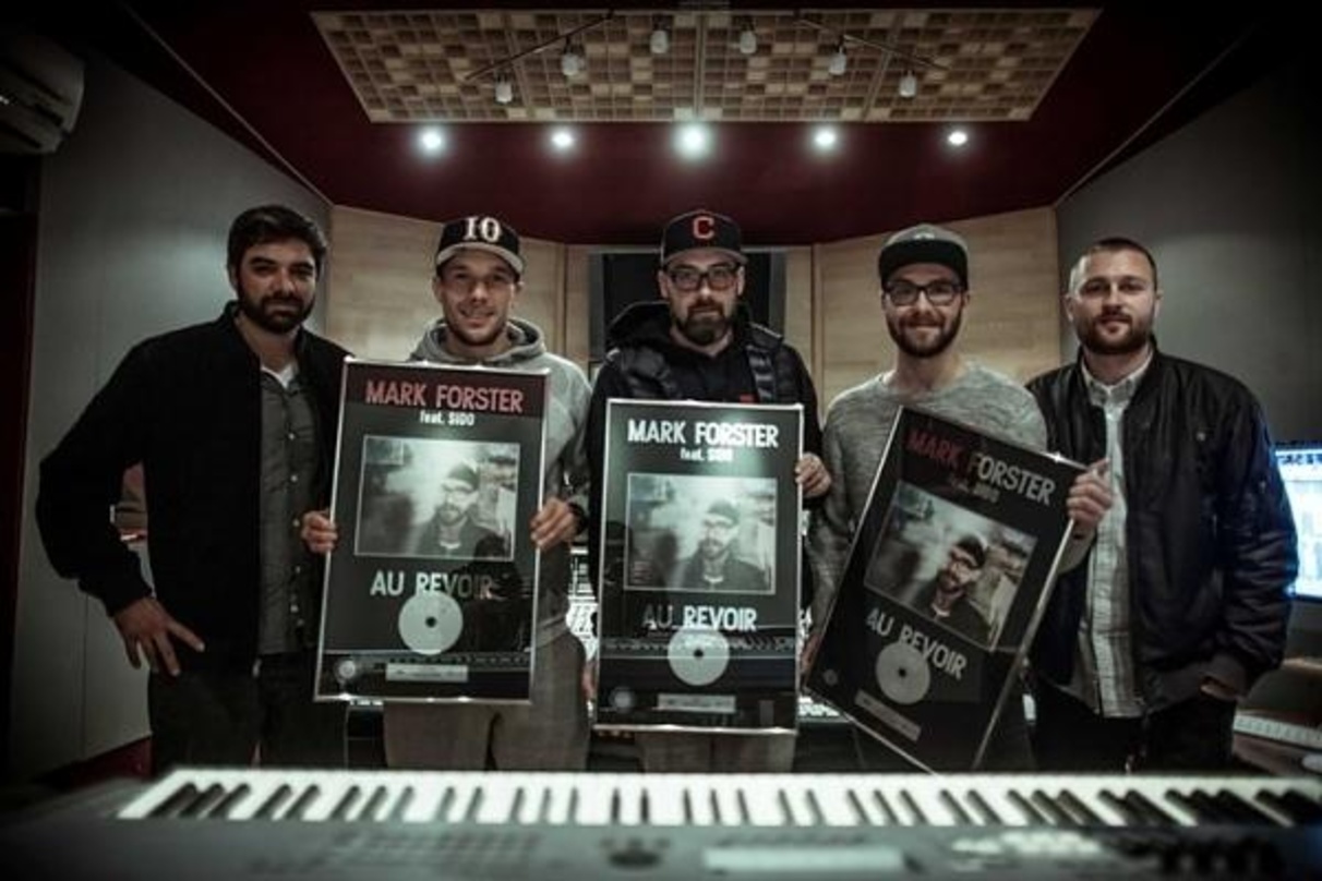 Bei der Awardübergabe (von links): Daniel Malat (Head of Marketing Four Music), Lukas Podolski, Sido, Mark Forster und Michael Stockum (Head of Four Music)